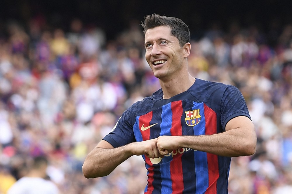 Pemain depan Barcelona asal Polandia Robert Lewandowski melakukan selebrasi saat mencetak gol untuk timnya. AFP